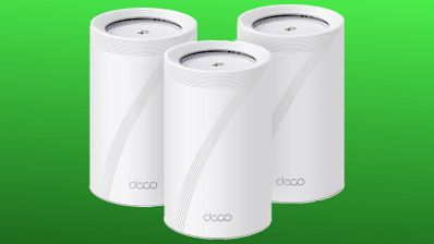 Tres unidades de un sistema Wi-Fi de malla de color blanco sobre un fondo verde.