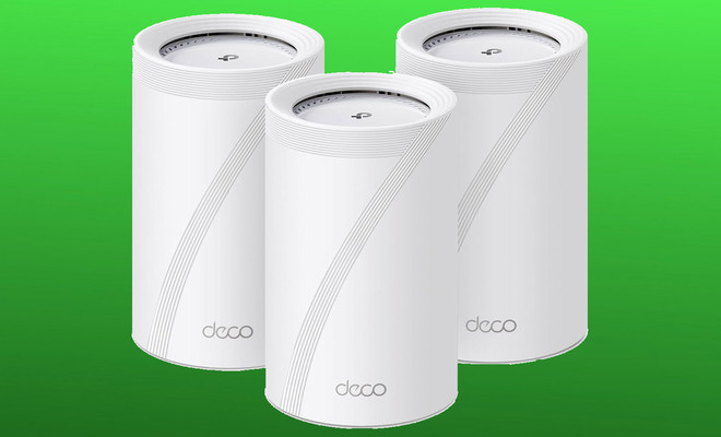 Tres unidades de un sistema Wi-Fi de malla de color blanco sobre un fondo verde.