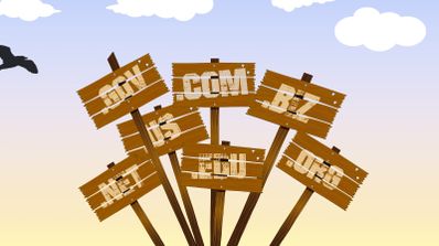 Ilustración de carteles de madera con diferentes extensiones de dominio web como .com, .net, .org y .edu sobre un fondo de cielo con nubes.