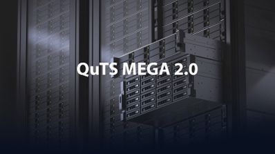 Servidores NAS de alta densidad en rack con el texto QuTS MEGA 2.0 superpuesto.