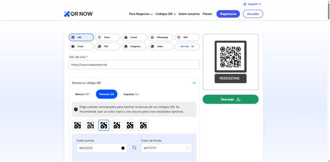 Interfaz de la plataforma QR NOW con opciones para personalizar el diseño de un código QR.