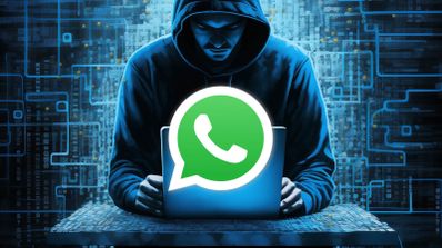 Ilustración de un hacker con capucha frente a un ordenador portátil y el logotipo de WhatsApp en primer plano.