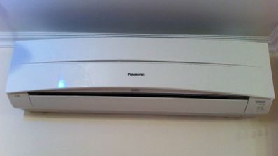 Unidad interior de aire acondicionado de pared de la marca Panasonic en color blanco.
