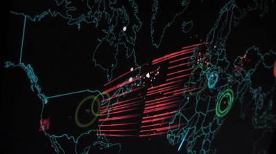 Mapa digital del mundo con líneas rojas que conectan América del Norte y Europa representando el flujo de un ataque cibernético.