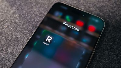 Icono de la aplicación Revolut dentro de una carpeta de finanzas en la pantalla de un smartphone.