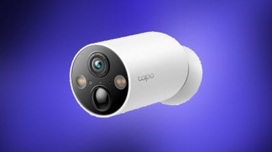 Cámara de vigilancia inteligente Tapo de color blanco con doble sensor frontal sobre un fondo azul degradado.
