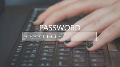 Manos escribiendo en el teclado de un ordenador con un cuadro de texto superpuesto que muestra una contraseña cifrada.