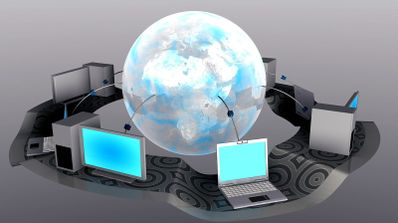 Ilustración conceptual de un globo terráqueo conectado mediante líneas de datos a varios ordenadores y portátiles.