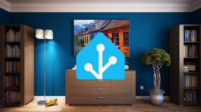Logotipo azul de Home Assistant sobrepuesto en un salón con paredes azules, estanterías de libros y un mueble central.