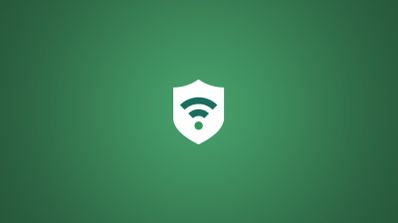Icono blanco de señal Wi-Fi dentro de un escudo de seguridad sobre un fondo verde degradado.