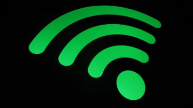 Icono de señal Wi-Fi en color verde sobre fondo negro.
