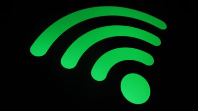 Icono de señal inalámbrica Wi-Fi en color verde sobre un fondo negro sólido.