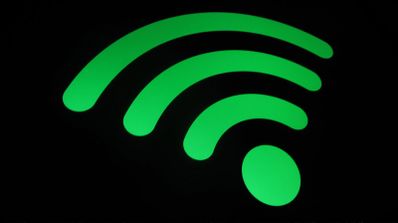 Icono de señal Wi-Fi en color verde sobre un fondo negro sólido.