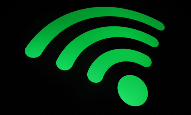 Icono de señal Wi-Fi en color verde sobre un fondo negro sólido.