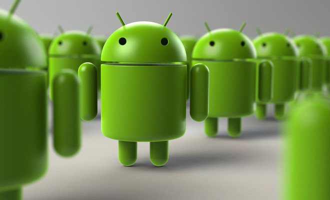 Varias figuras tridimensionales del robot verde de Android alineadas en filas.