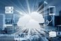 Ilustración de conceptos de computación en la nube con iconos de dispositivos conectados a nubes sobre una ciudad.