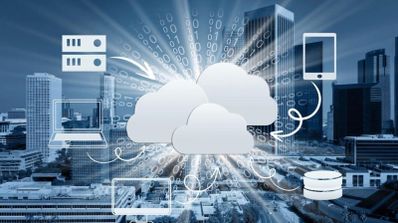 Ilustración de conceptos de computación en la nube con iconos de dispositivos conectados a nubes sobre una ciudad.