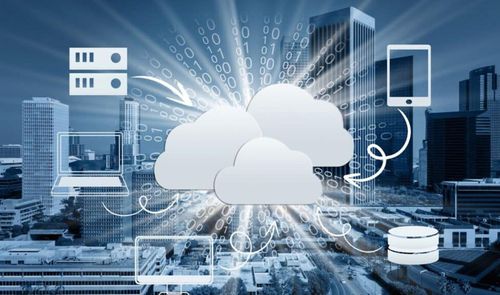 Ilustración conceptual de almacenamiento en la nube conectando servidores, ordenadores y dispositivos móviles sobre el perfil de una ciudad.