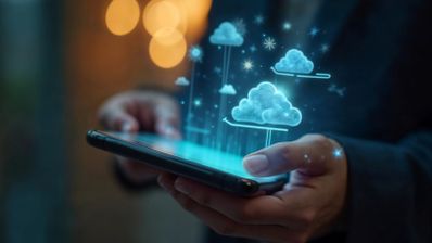 Manos sujetando un teléfono móvil del que emergen hologramas de nubes y estrellas brillantes.