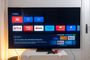 Interfaz de inicio de una Smart TV con aplicaciones de streaming instaladas.