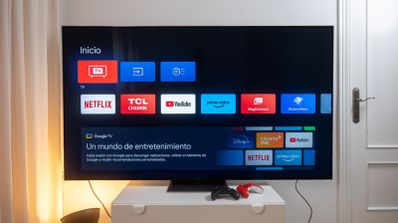 Interfaz de inicio de una Smart TV con aplicaciones de streaming instaladas.