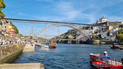 Estructura metálica del puente Luis I sobre el río Duero con la ribera de Oporto al fondo.