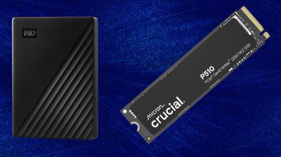 Comparativa visual entre un disco duro externo WD y una unidad SSD Crucial P510 NVMe M.2 sobre fondo azul.