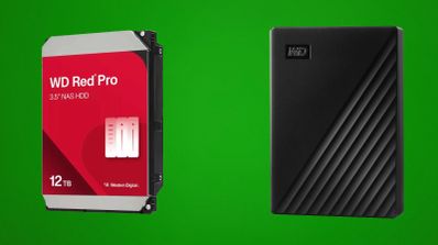 Disco duro interno WD Red Pro de 12TB y unidad de almacenamiento externo WD sobre fondo verde.