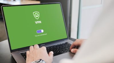 Una VPN en la pantalla de un ordenador portátil, mientras una persona lo utiliza