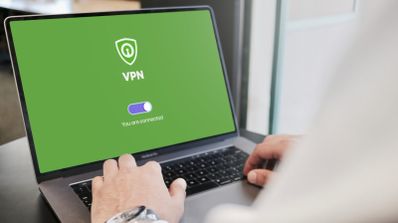 Interfaz de una VPN conectada en la pantalla de un ordenador portátil con un interruptor activado.