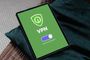 Interfaz de una aplicación VPN en la pantalla de una tablet apoyada sobre un cojín.