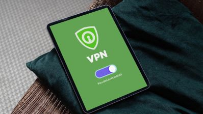Interfaz de una aplicación VPN en la pantalla de una tablet apoyada sobre un cojín.