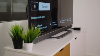 Interfaz de una aplicación VPN en una televisión inteligente con opciones de selección de país y recomendaciones.