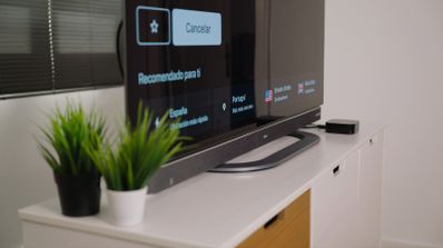 Interfaz de una aplicación VPN en una televisión inteligente con opciones de selección de país y recomendaciones.