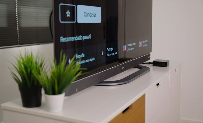 Interfaz de una aplicación VPN en una televisión inteligente con opciones de selección de país y recomendaciones.
