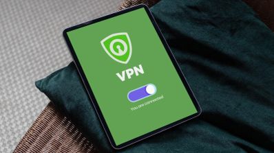 Tableta que muestra una aplicación de VPN conectada con fondo verde y un icono de escudo.