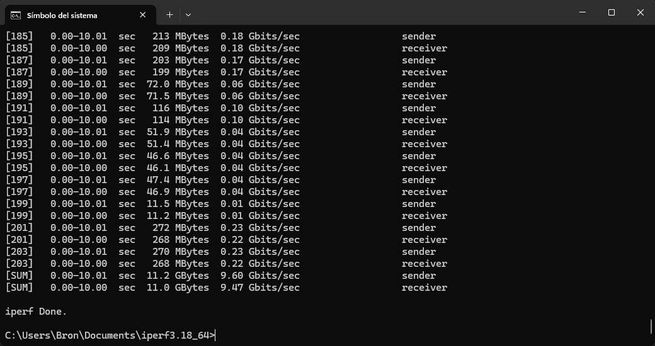 Resultados de una prueba de rendimiento de red iPerf en la consola de comandos de Windows.