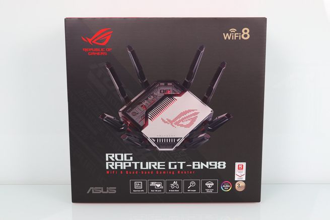 Caja del router gaming ASUS ROG Rapture GT-BN98 con indicativo de tecnología WiFi 8.