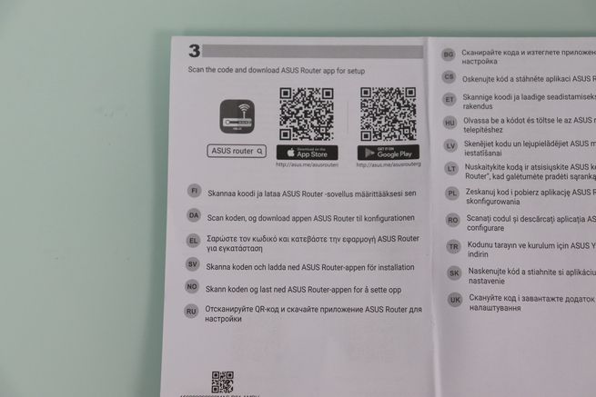 Códigos QR en el manual del ASUS GT-BN98 para descargar la aplicación móvil ASUS Router desde App Store y Google Play.