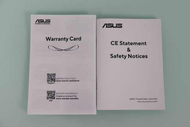 Tarjeta de garantía y folleto de seguridad CE incluidos en la caja del router ASUS GT-BN98.