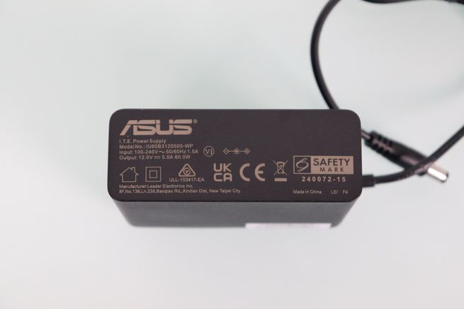 Especificaciones técnicas impresas en el lateral del adaptador de corriente para el router ASUS GT-BN98.