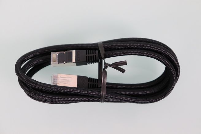 Cable de red Ethernet con recubrimiento trenzado y conectores blindados incluido con el ASUS GT-BN98.