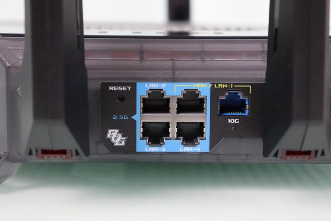 Primer plano de los puertos LAN de 2.5G y 10G en el router ASUS GT-BN98 junto al botón de reset.