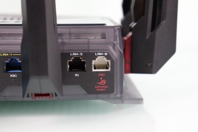 Vista de cerca del puerto 10G Gaming Port y el puerto LAN 1G en el lateral del router ASUS GT-BN98.
