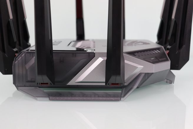 Primer plano de la base y las antenas del router ASUS GT-BN98 con acabados en negro y gris.
