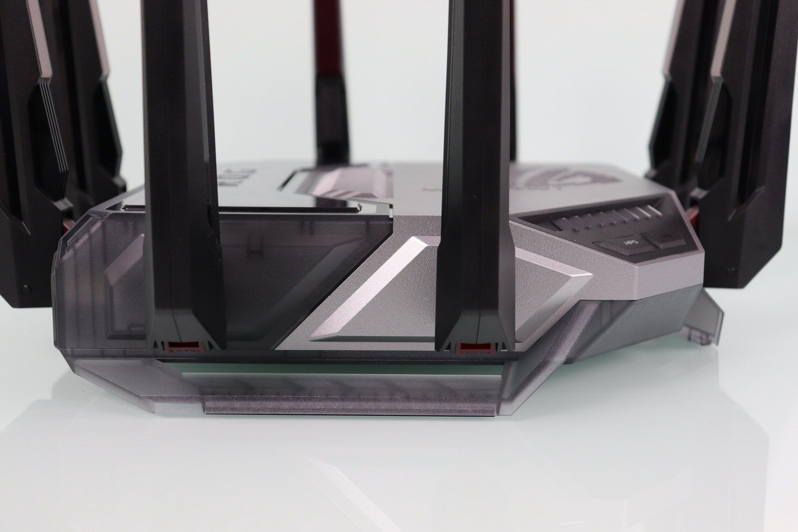 Primer plano de la base y las antenas del router ASUS GT-BN98 con acabados en negro y gris.