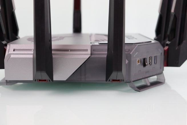 Panel lateral del router ASUS GT-BN98 con interruptor de encendido y puertos USB.