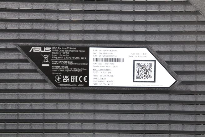 Primer plano de la etiqueta de identificación del router ASUS GT-BN98 sobre la carcasa estriada.