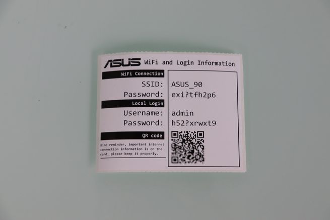 Tarjeta con las credenciales WiFi y de acceso local por defecto para el router ASUS GT-BN98.