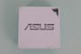 Vista superior del router portátil blanco ASUS RT-AX50 con logotipo central y orificio para transporte.